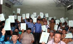 Bupati Tanah Bumbu menyerahkan sertifikat program Pendaftaran Tanah Sistemik Lengkap