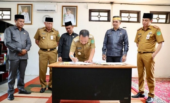 Bupati Tanah Bumbu H Sudian Noor menandatangani Naskah Penyerahan Dana Hibah, disaksikan Wakil Bupati, Sekda, dan Wakil Ketua DPRD Tanbu